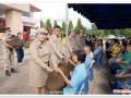 พระราชทานถุงยังชีพให้กับประชาชนที่ได้รับความเดือดร้อนจากน้ำท่วมขังในพื้นที่เทศบาลตำบลบ้านใหม่ ... Image 5